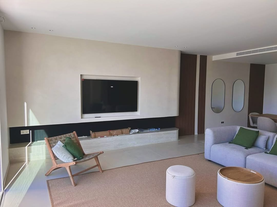 Imitación roca en fachadas exteriores: el acabado que distingue las villas de lujo en la Costa del Sol