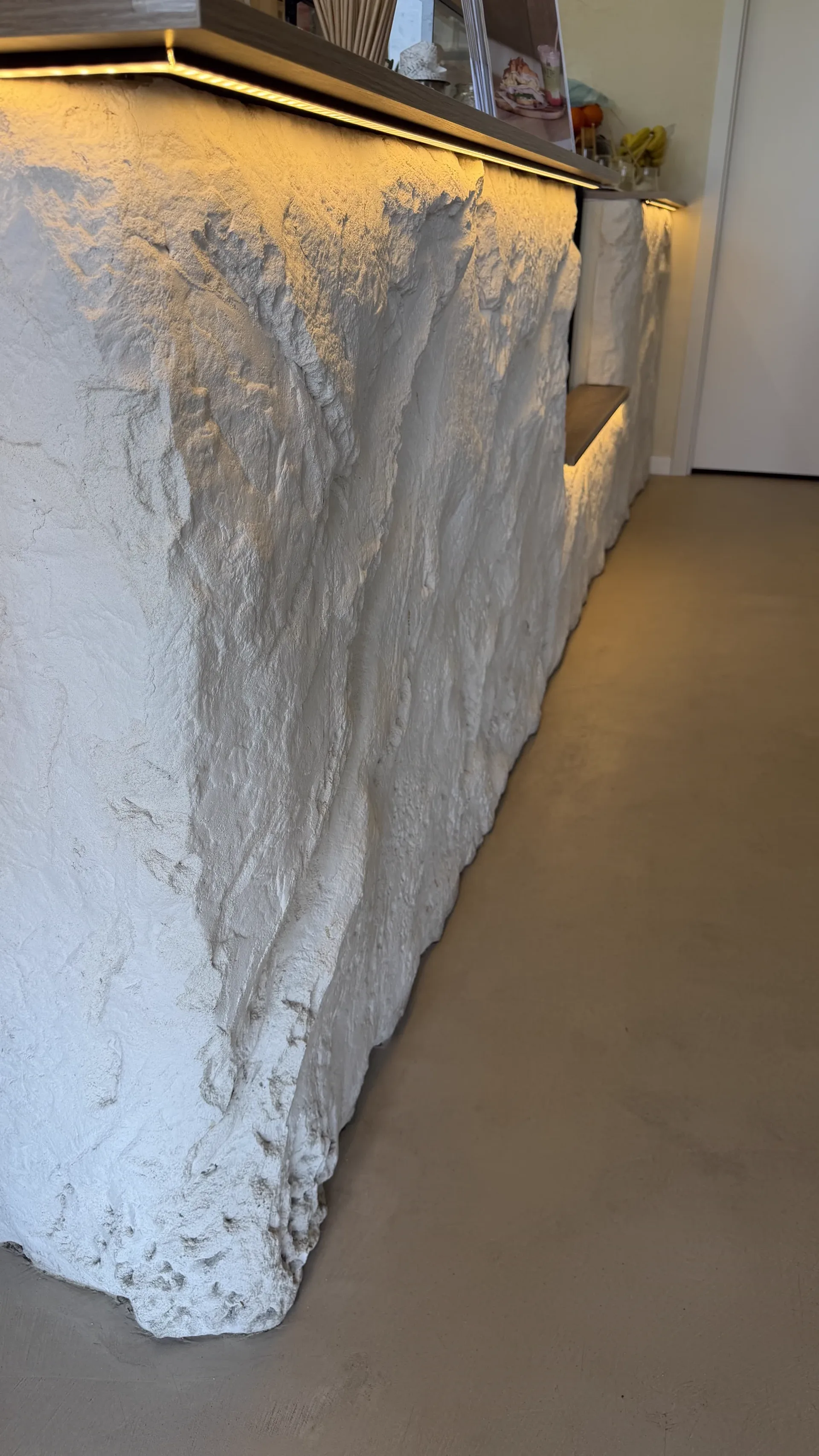 Detalle de imitación roca artesanal en barra de local — trabajo Crisant